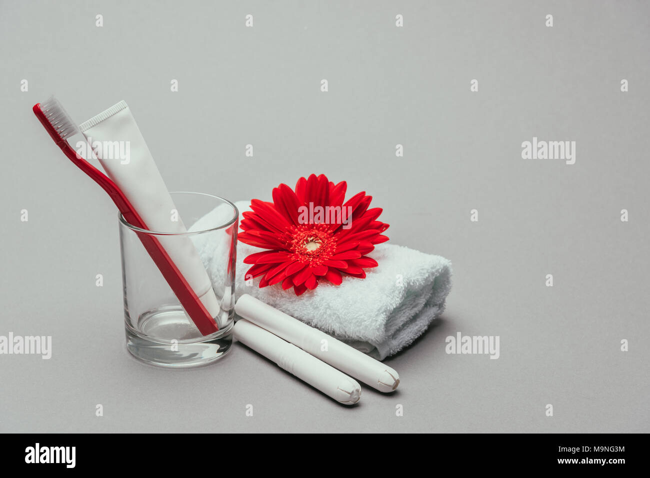 Vue en gros de fournitures d'hygiène, fleur et serviette isolé sur gray Banque D'Images