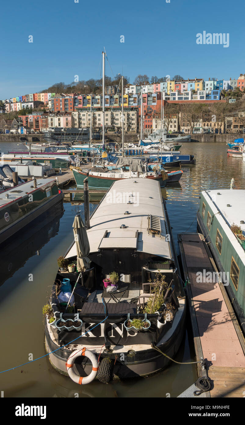 Péniche amarrée à Bristol en couleurs, de marina. Banque D'Images
