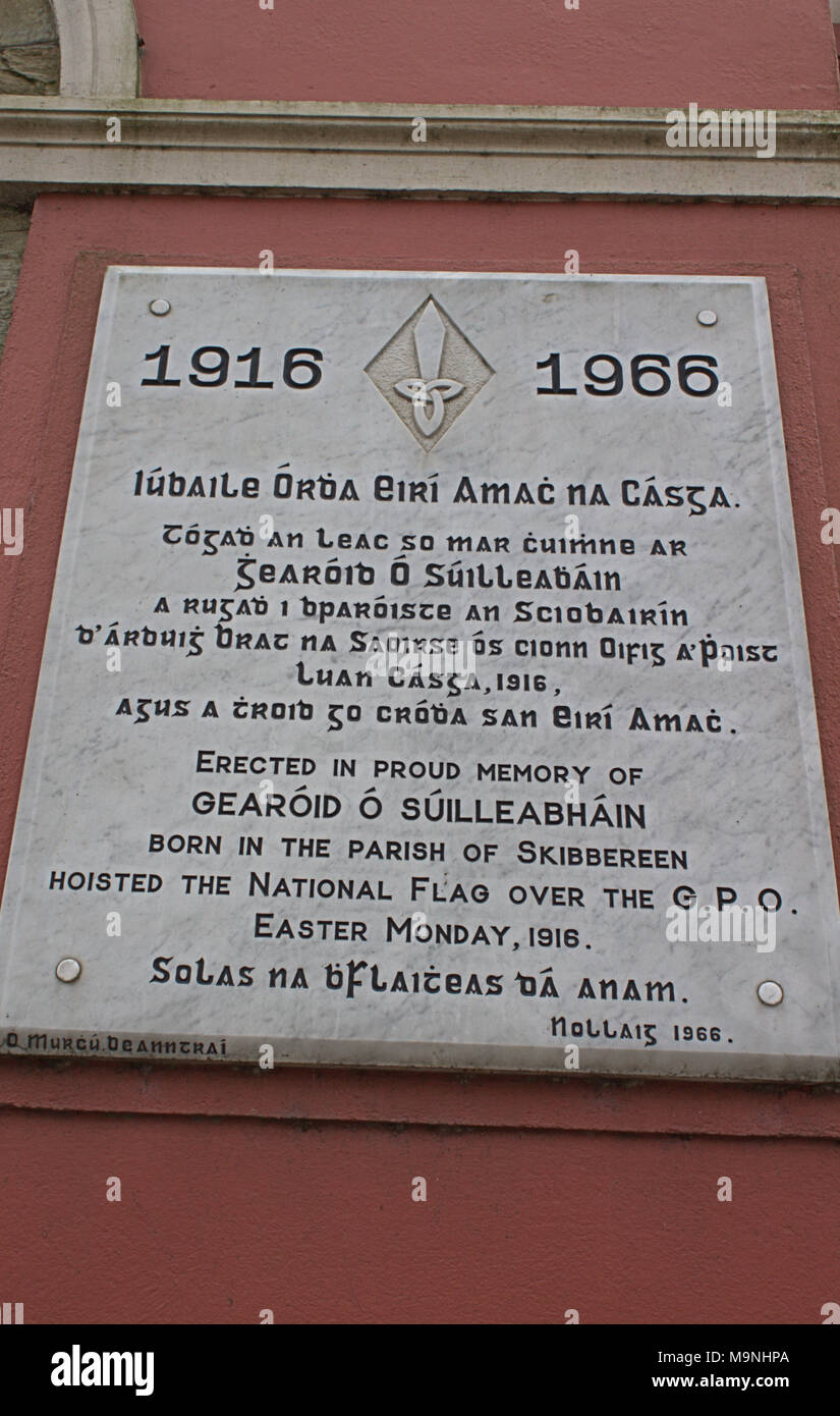 Gearóid Ó Súilleabháin soulevé le drapeau irlandais sur le GPO bâtiment à Dublin au cours de l'Insurrection de Pâques 1916 Banque D'Images