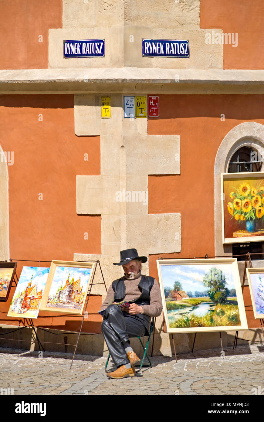 Wroclaw, Silésie, Pologne. Vente de peintures de l'artiste en face de l'Hôtel de Ville, Rynek Ratusz Banque D'Images