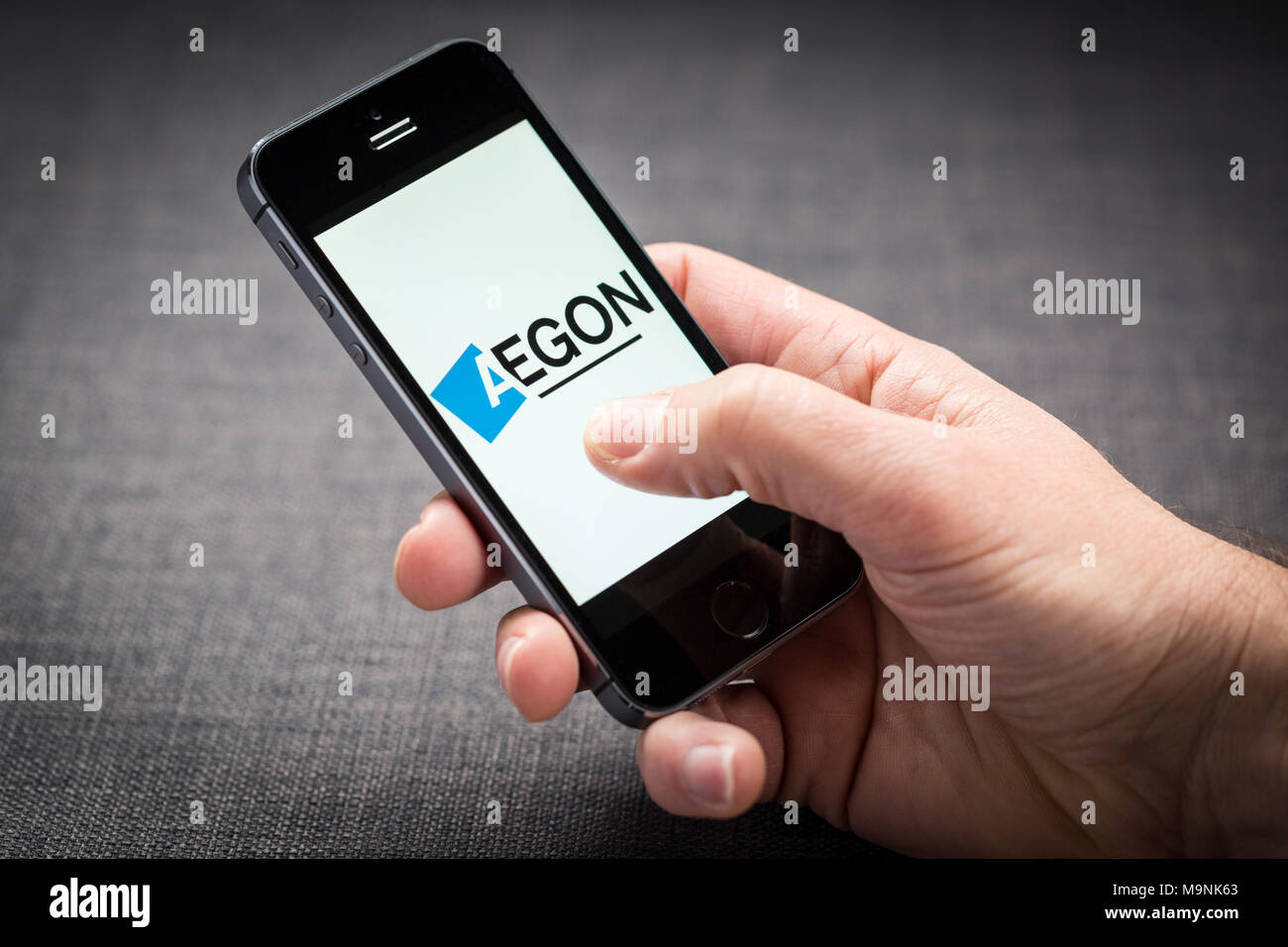 Aegon assurance vie, retraite et de gestion d'actifs logo du site sur un iPhone Banque D'Images