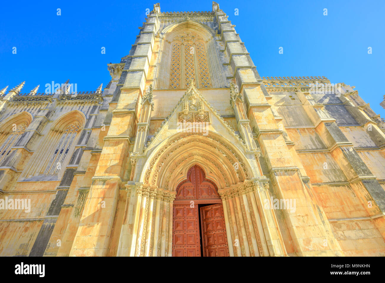 Façade principale avec tympan et archivoltes du Monastère de Batalha, l'un des meilleurs exemples de l'architecture gothique au Portugal et République dominicaine couvent de Sainte Marie de la victoire de Batalha. Patrimoine de l'Unesco. Banque D'Images