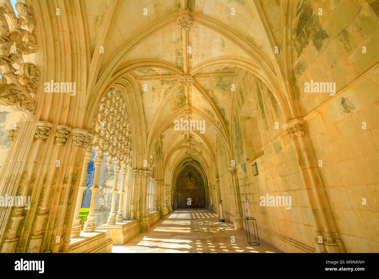 Batalha, Portugal - 16 août 2017 : Couloir et colonnade du cloître manuélin Royal au Monastère de Batalha ou au Monastère de Sainte Marie de la victoire dans le centre de Leiria, Portugal. Patrimoine de l'Unesco. Banque D'Images