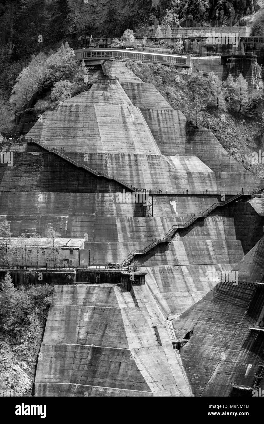 Barrage Kurobe résumé dans la monotonie. Le barrage Kurobe ou Kuroyon barrage est un barrage-voûte à rayon variable sur la rivière Kurobe dans la préfecture de Toyama, au Japon. Banque D'Images