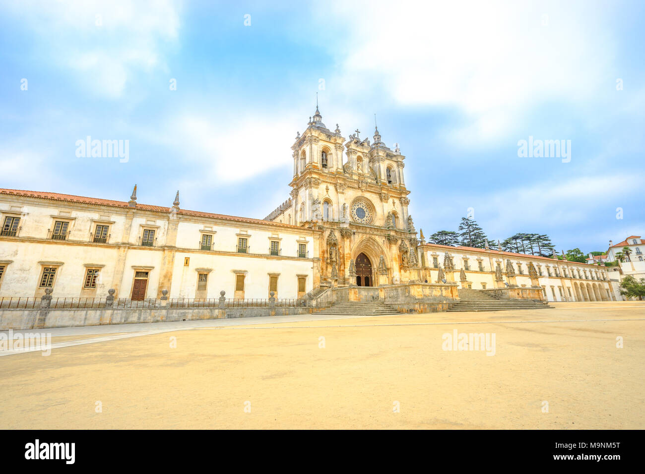 Vue en perspective du monastère gothique romaine de Alcobaca ou Mosteiro de Santa Maria de Alcobaça, Patrimoine de l'UNESCO, Alcobaca city.L'église et de l'abbaye ont été le premier édifice gothique au Portugal.Copy space Banque D'Images