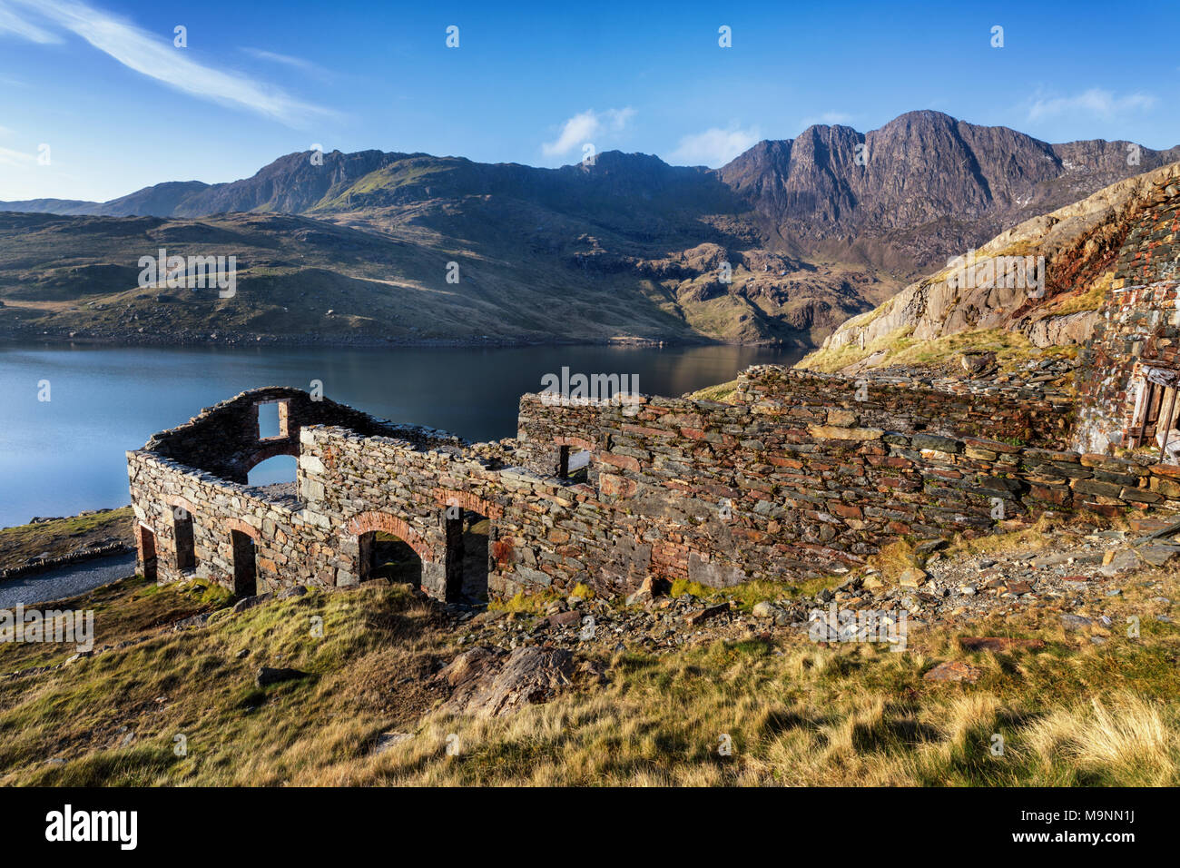 Les bâtiments à l'abandon des mines de cuivre Brittania mineurs sur la piste, Llyn Llydaw, Galles, Royaume-Uni Banque D'Images