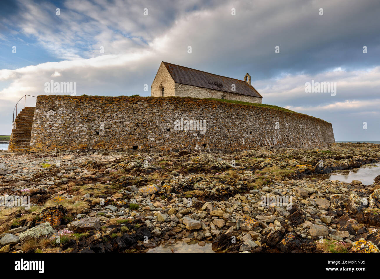 Cwyfans St. église, la petite église dans la mer, se trouve sur la petite île de Cribinau Cwyfan Porth Bay, à Anglesey, au nord du Pays de Galles, Royaume-Uni Banque D'Images