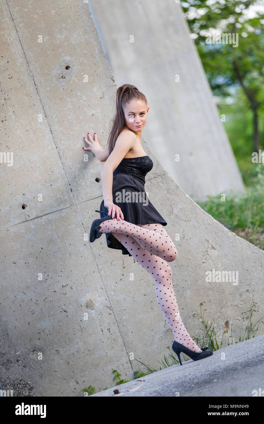 Adolescent Aka Jeune Femme Jambes Talons Photo Stock Alamy