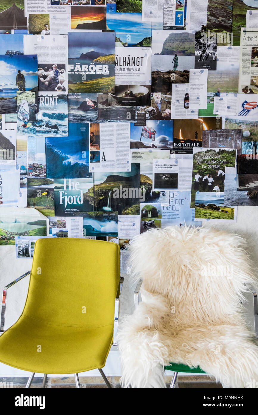 Des chaises et de la publicité dans l'office du tourisme Visiter,Féroé Tórshavn, îles Féroé, l'île de Streymoy Banque D'Images
