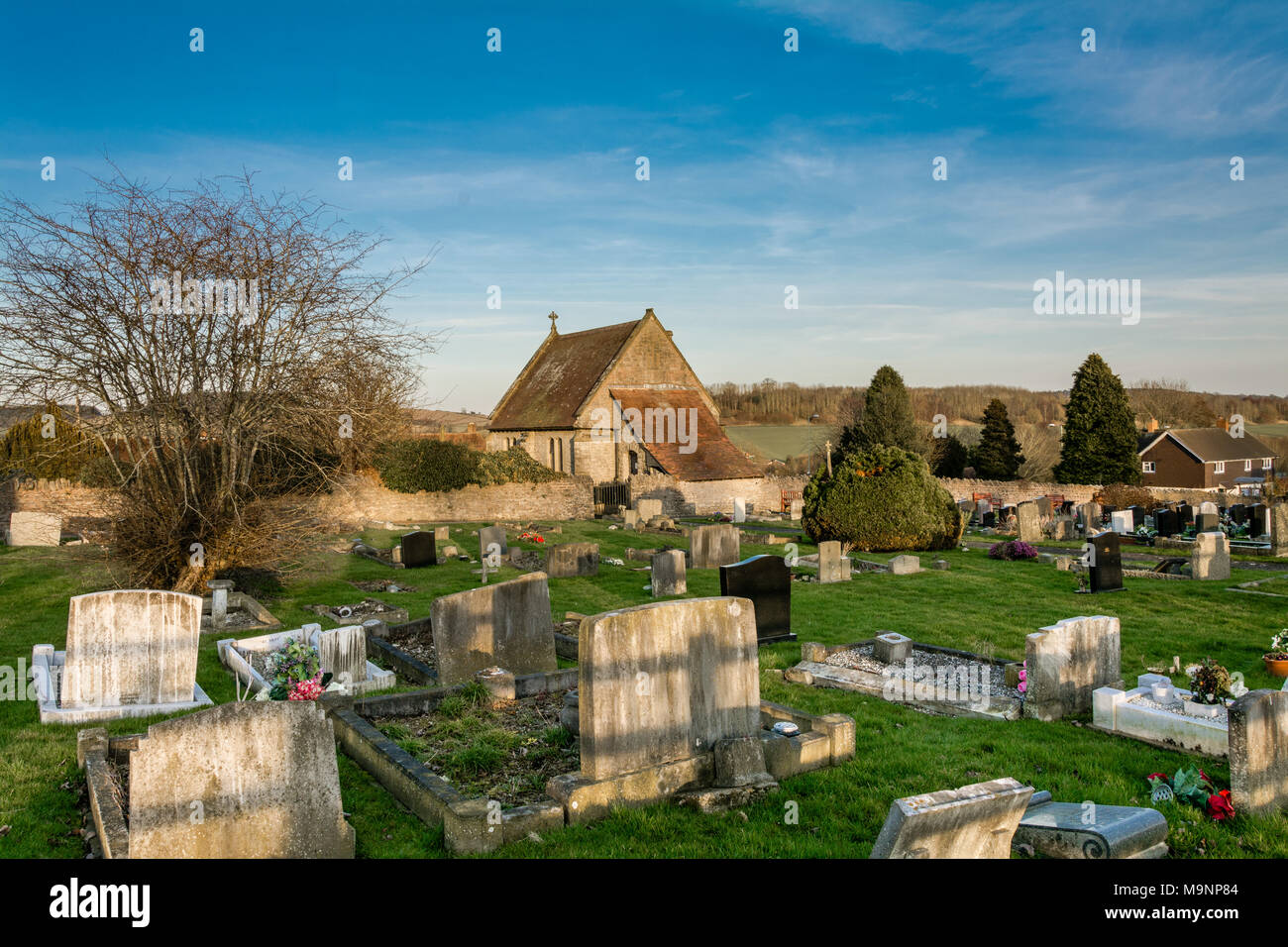 Much Wenlock cimetière en début de soirée, avec des collines dans le backgrounsd. Le Shropshire, au Royaume-Uni. Banque D'Images