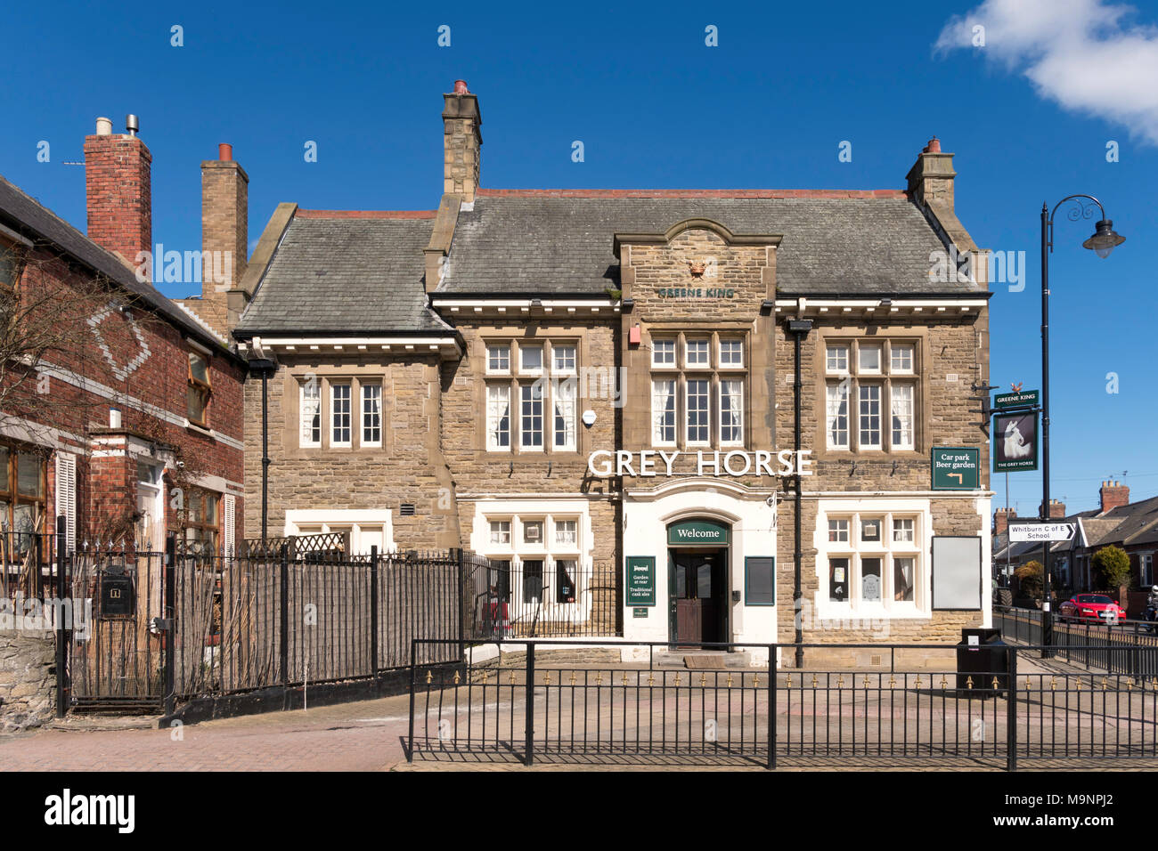 Le cheval gris pub, exploité par Greene King, Whitburn, Angleterre du Nord-Est, Royaume-Uni Banque D'Images