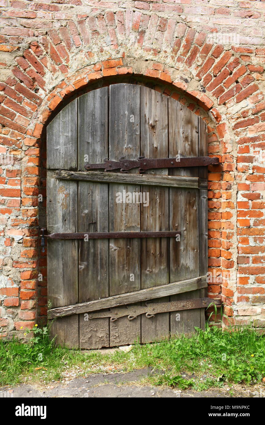 L'ancienne porte de grange en bois Photo Stock - Alamy