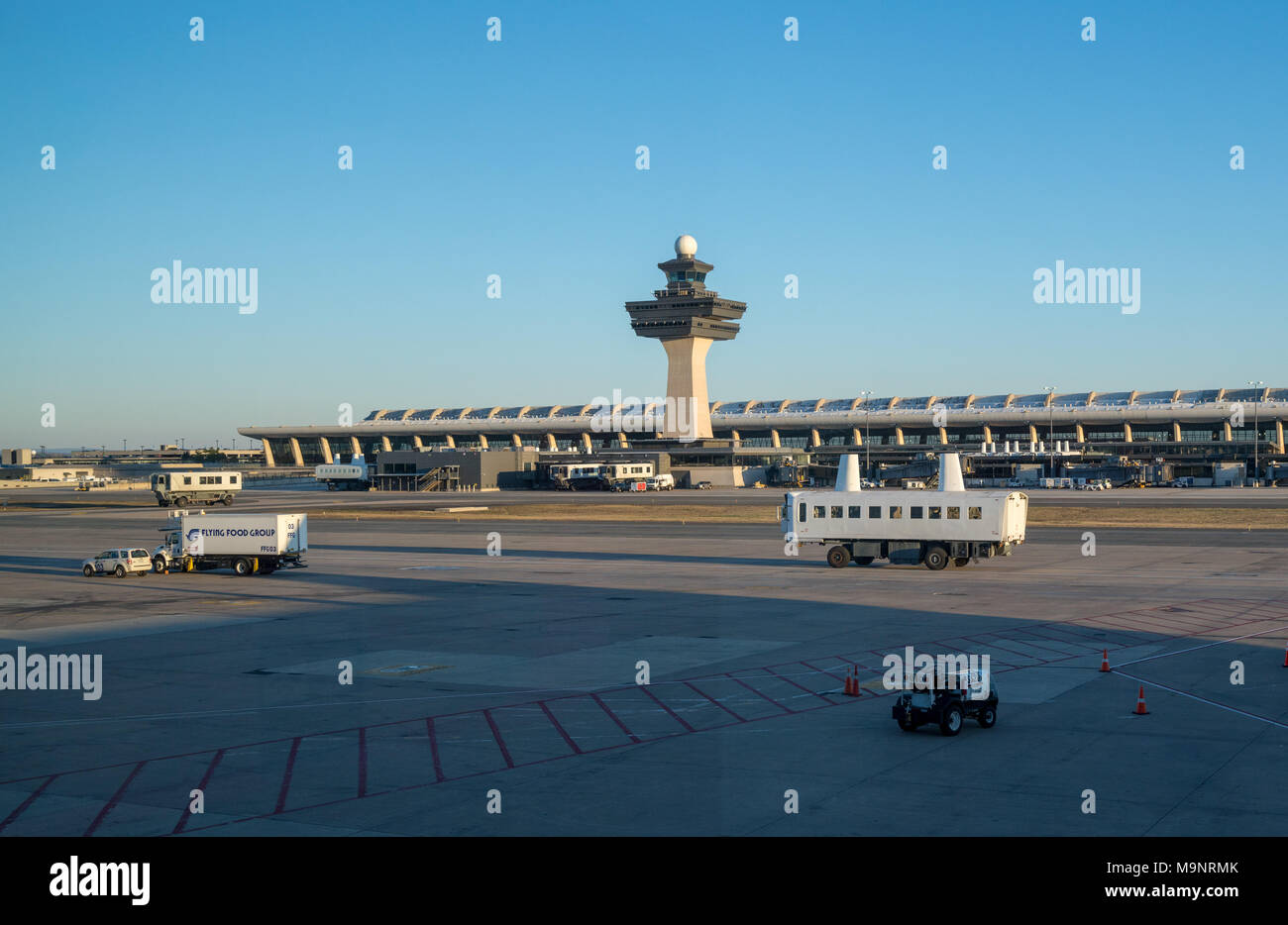 Les gens à l'extérieur de l'aéroport de Dulles, à Washington DC Banque D'Images