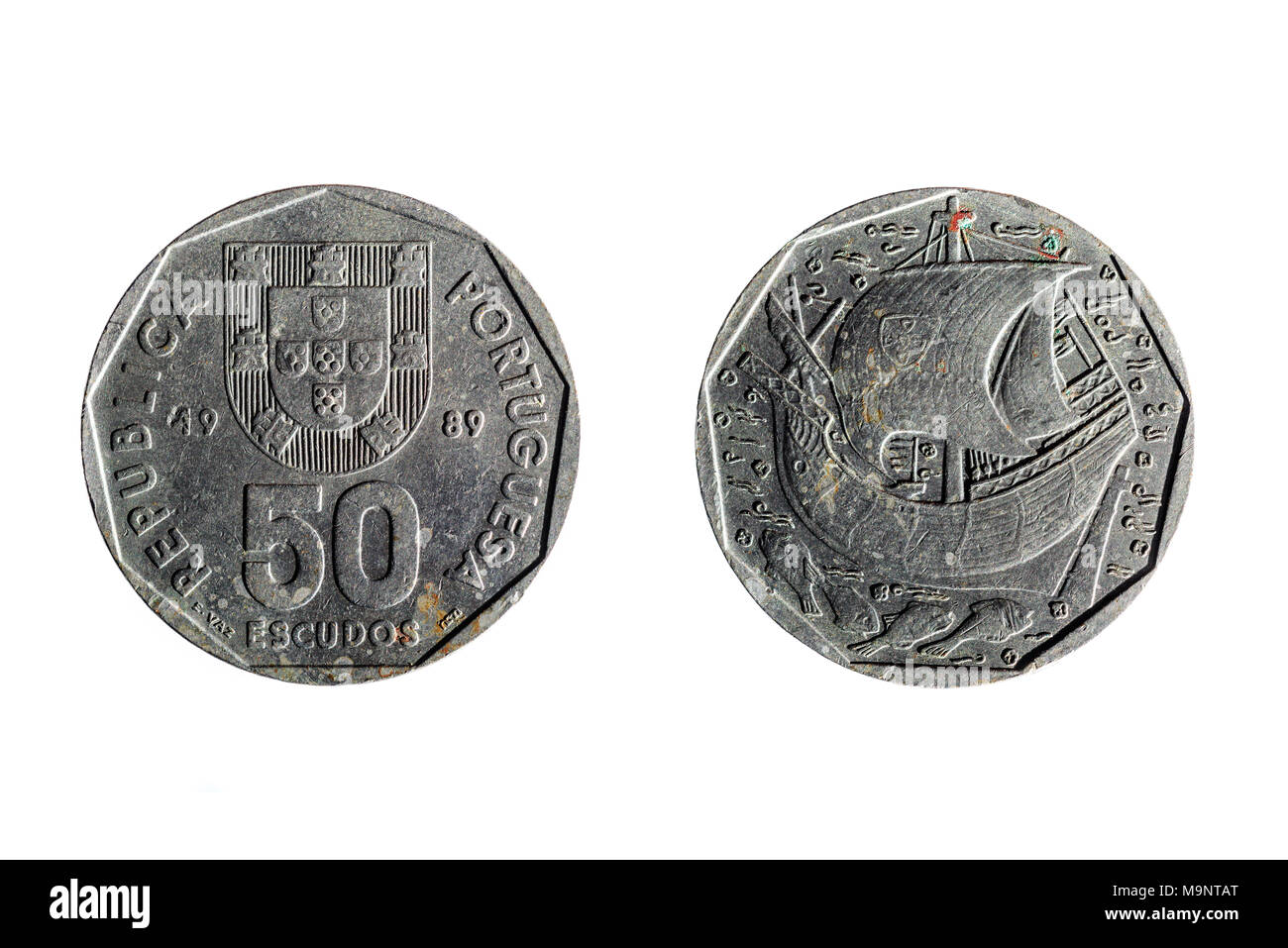 Avant et l'arrière de l'ancienne pièce de monnaie portugaise de cinquante boucliers sur fond blanc Banque D'Images