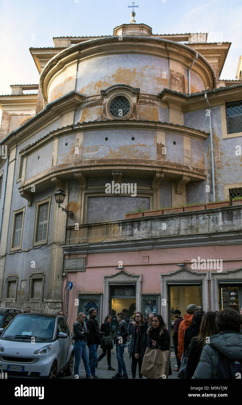 ROME, ITALIE - 25 mars 2018 : l'arrière de l'église Santa Maria della Concezione dans la Via degli Uffici del Vicario, avec les personnes en visite à Rome pour t Banque D'Images