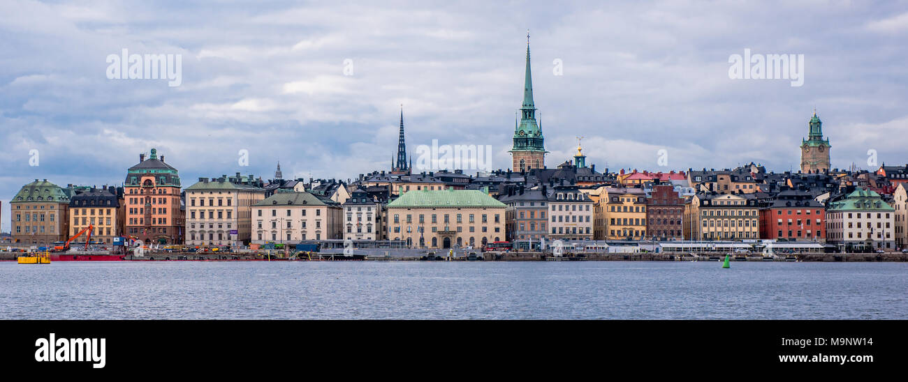 Gamla Stan à Stockholm, les maisons médiévales sur Skeppsbron vue de la mer Saltsjon, un jour nuageux en mars. Il y a encore icefloes dans la mer. T Banque D'Images