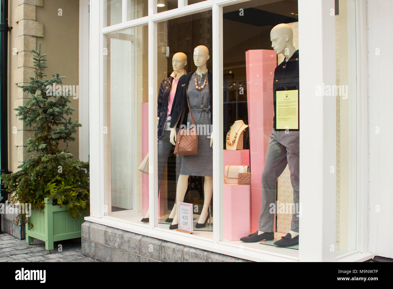 Les mannequins habillés avec mesdames fashions en exposition dans une vitrine de l'Irlande au marché de Kildare Village Banque D'Images