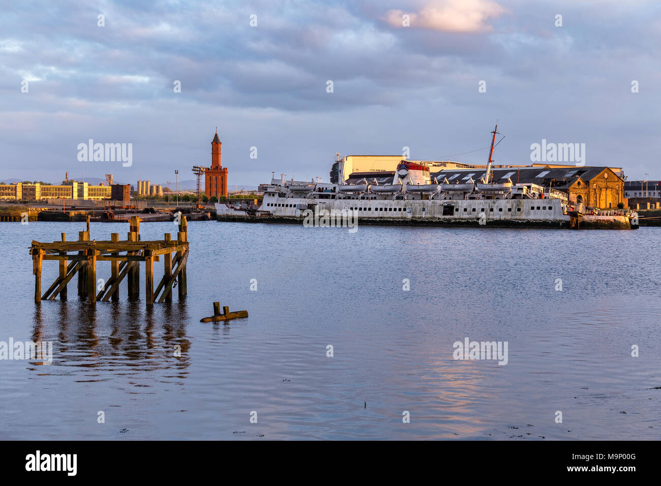 Port-clarence, County Durham, England, UK, le 13 mai 2016 : les bords de la Rivière Tees, regard vers Middlesbrough avec l'ancienne tour de l'horloge Banque D'Images