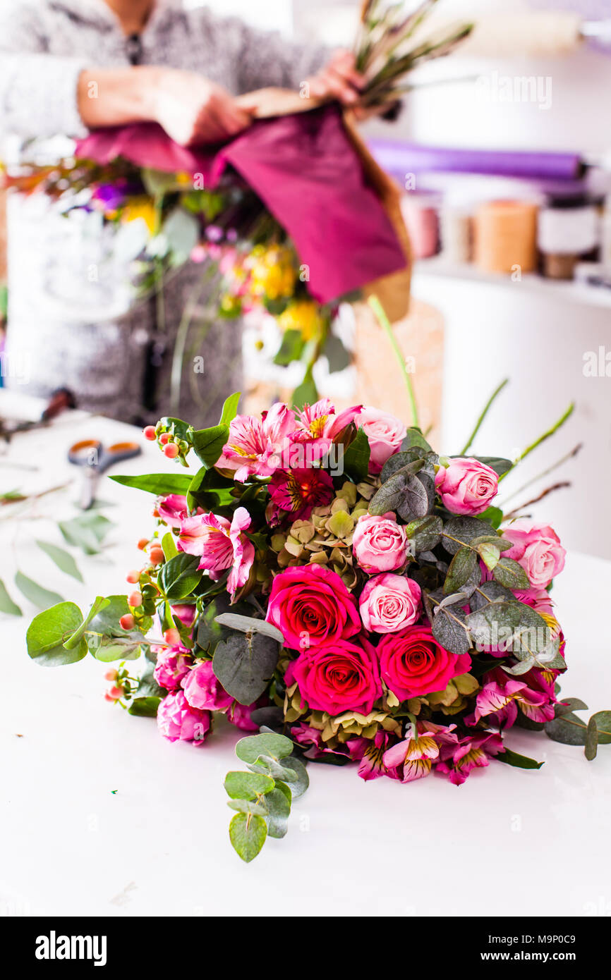 Bouquets fini sur la table Banque D'Images