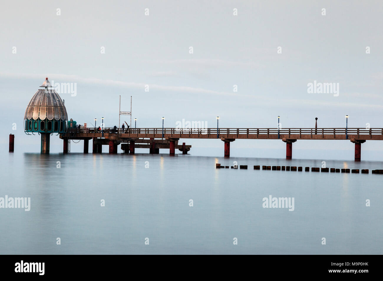 Pier avec plongée sous-marine, gondole, Zingst Fischland-darss-Zingst, Poméranie occidentale Lagoon Salon National Park Banque D'Images