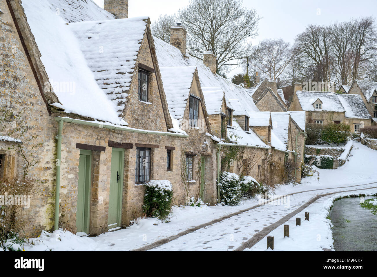 Arlington Row dans la neige de l'hiver. Bibury, Cotswolds, Gloucestershire, Angleterre Banque D'Images