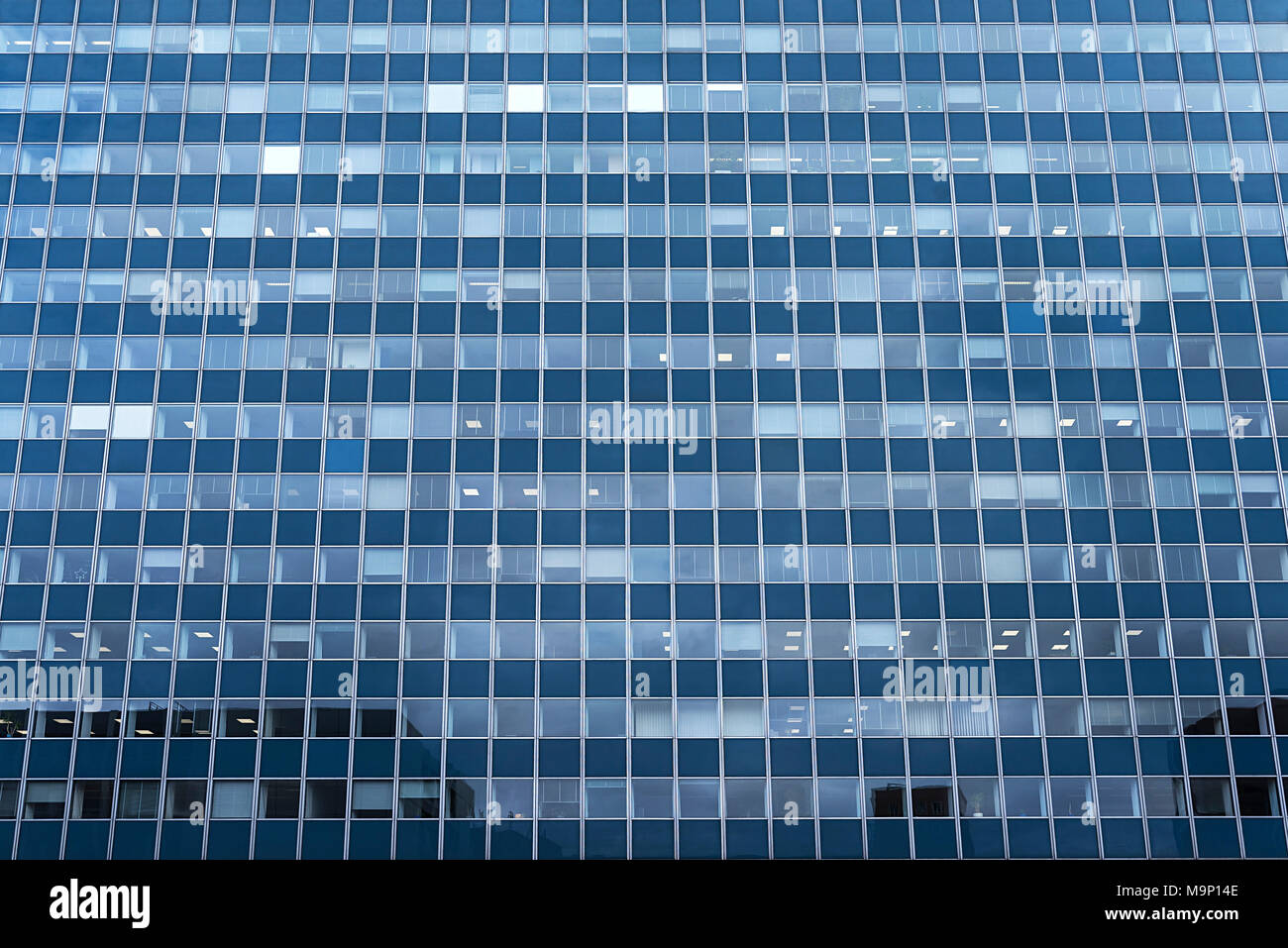 Façade moderne en verre d'un immeuble de bureaux, Erlangen, Middle Franconia, Bavaria, Germany Banque D'Images