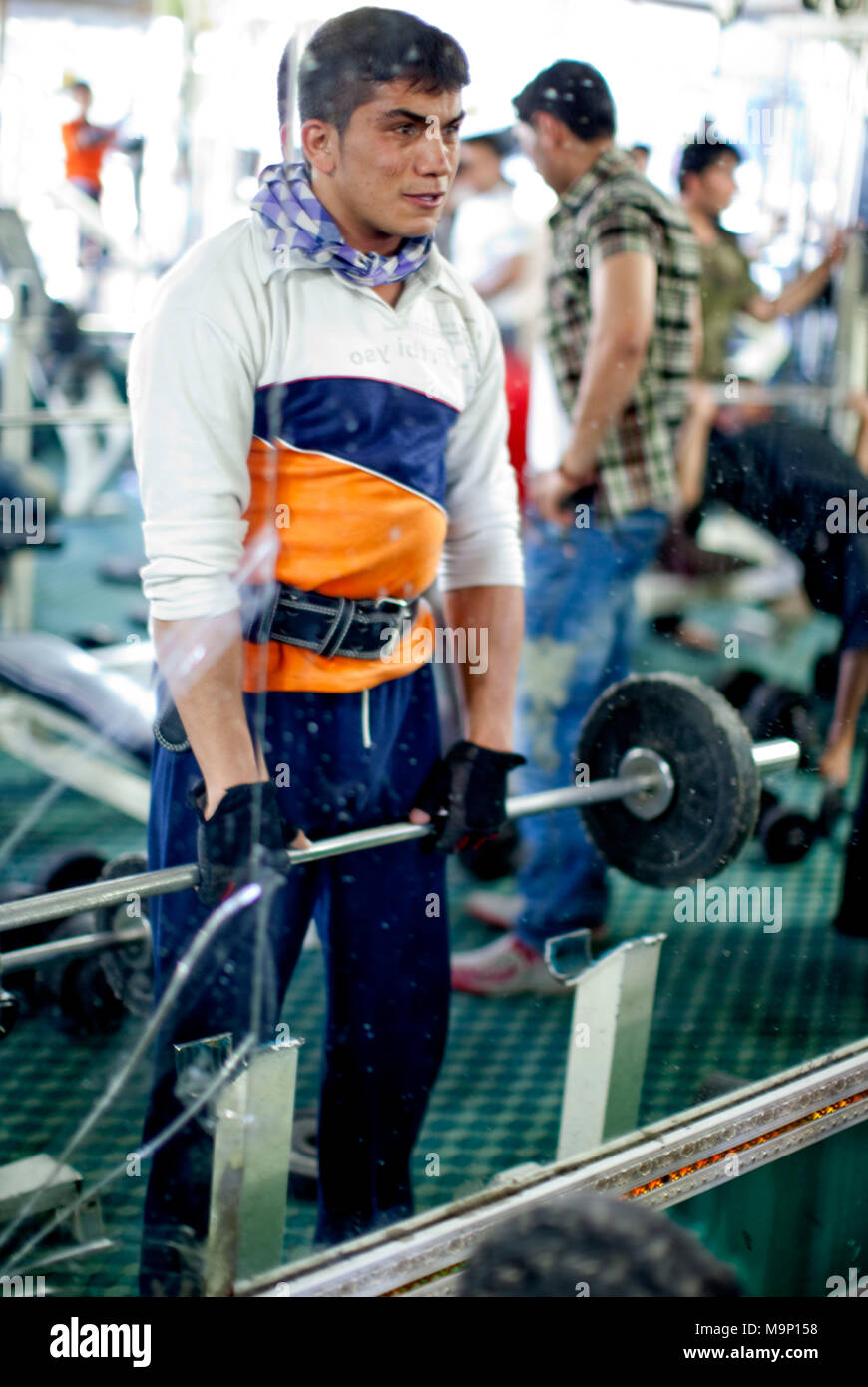 Un homme afghan Gold's Gym Exercices à Kaboul, Afghanistan, le vendredi, 17 juillet 2009. C'est la première installation de levage de poids pour ouvrir après la chute des talibans. Banque D'Images