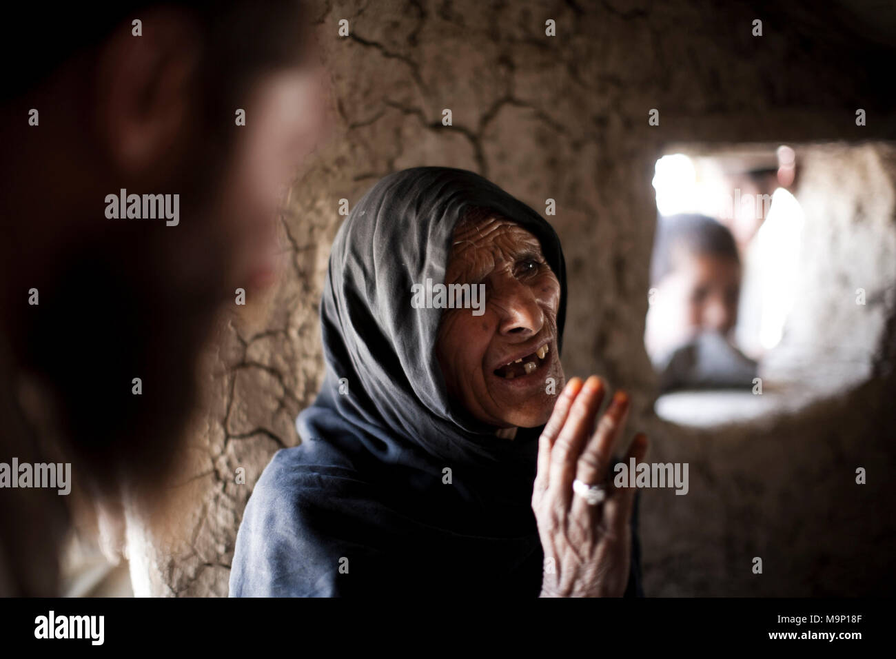 Une femme afghane qui ont fui la violence à partir de la province de Wardak parle à un médecin volontaire dans un camp de réfugiés à Kaboul, Afghanistan, le mercredi, 19 août 2009. Des milliers de réfugiés ont fui leurs foyers en raison de l'augmentation de la violence dans l'Est, au sud et nord du pays. Banque D'Images