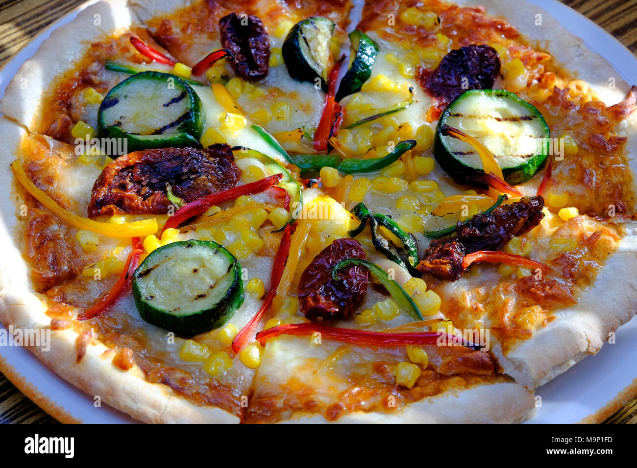 Pizza végétarienne on white plate Banque D'Images