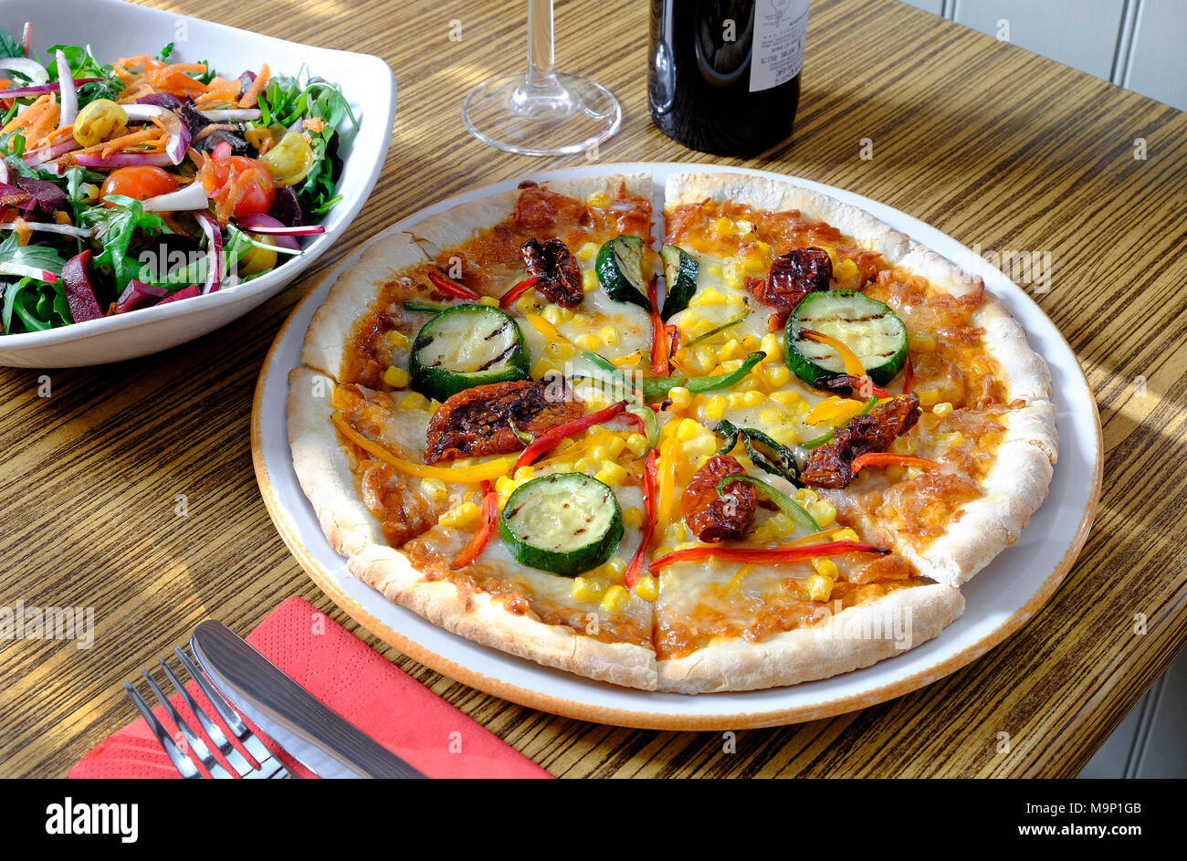 Pizza végétarienne on white plate Banque D'Images