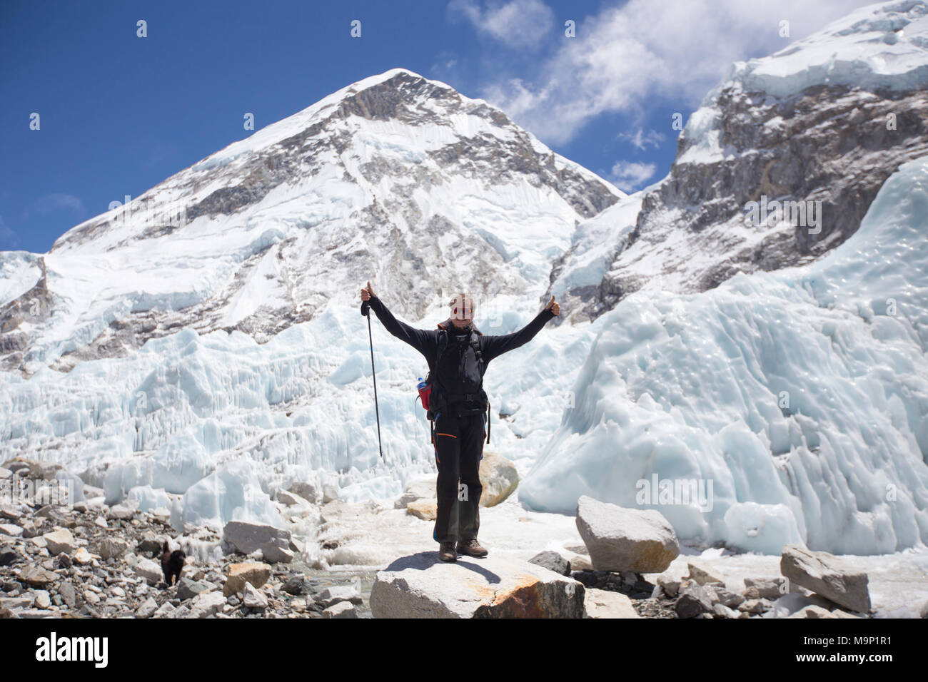Happy male hiker avec ses mains dans l'air au camp de base de l'Everest, Khumbu, Népal Banque D'Images