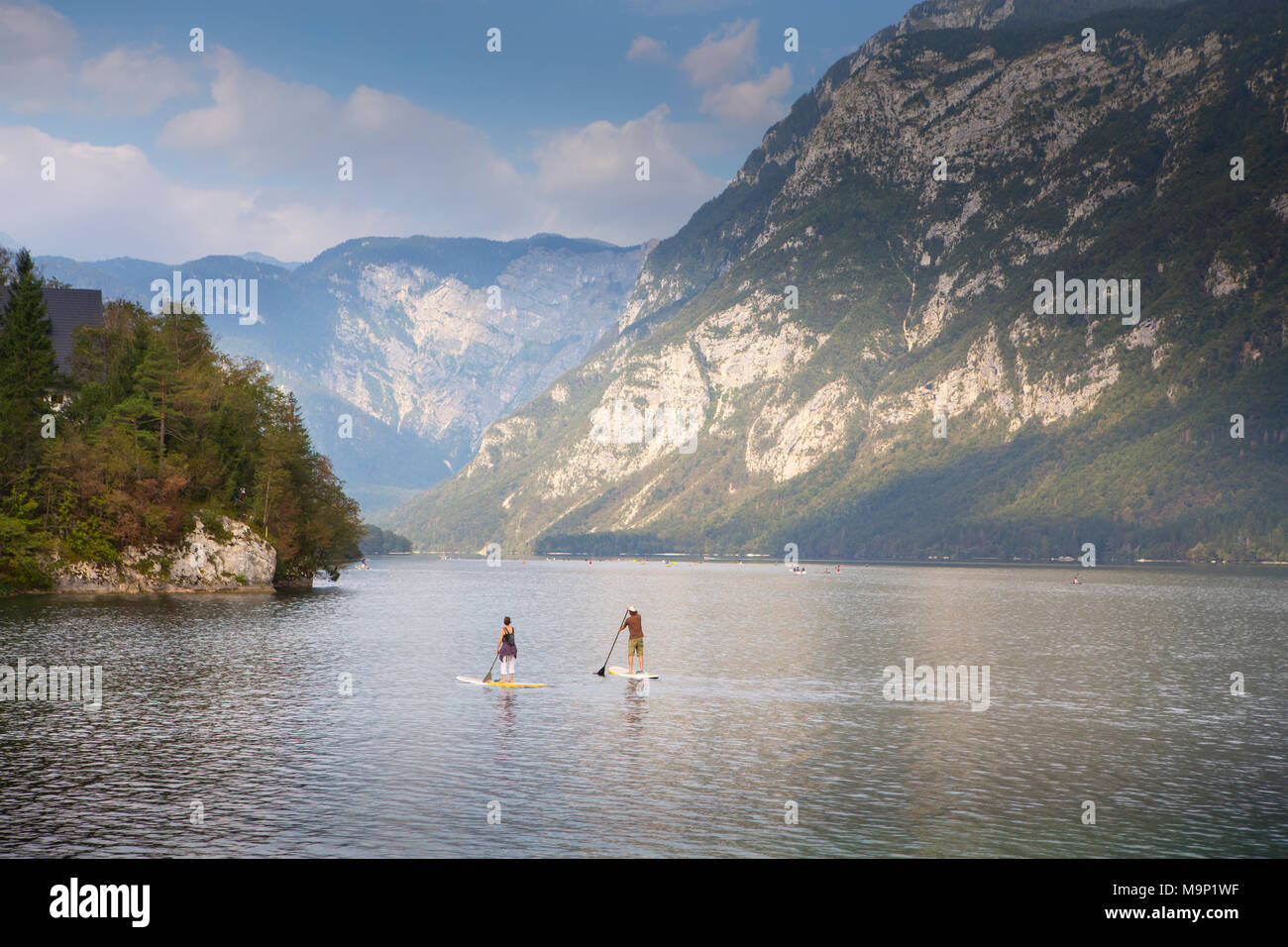 Un couple à pagayer à lac Bohinj Ribcev Laz, Triglav, Slovénie, Banque D'Images