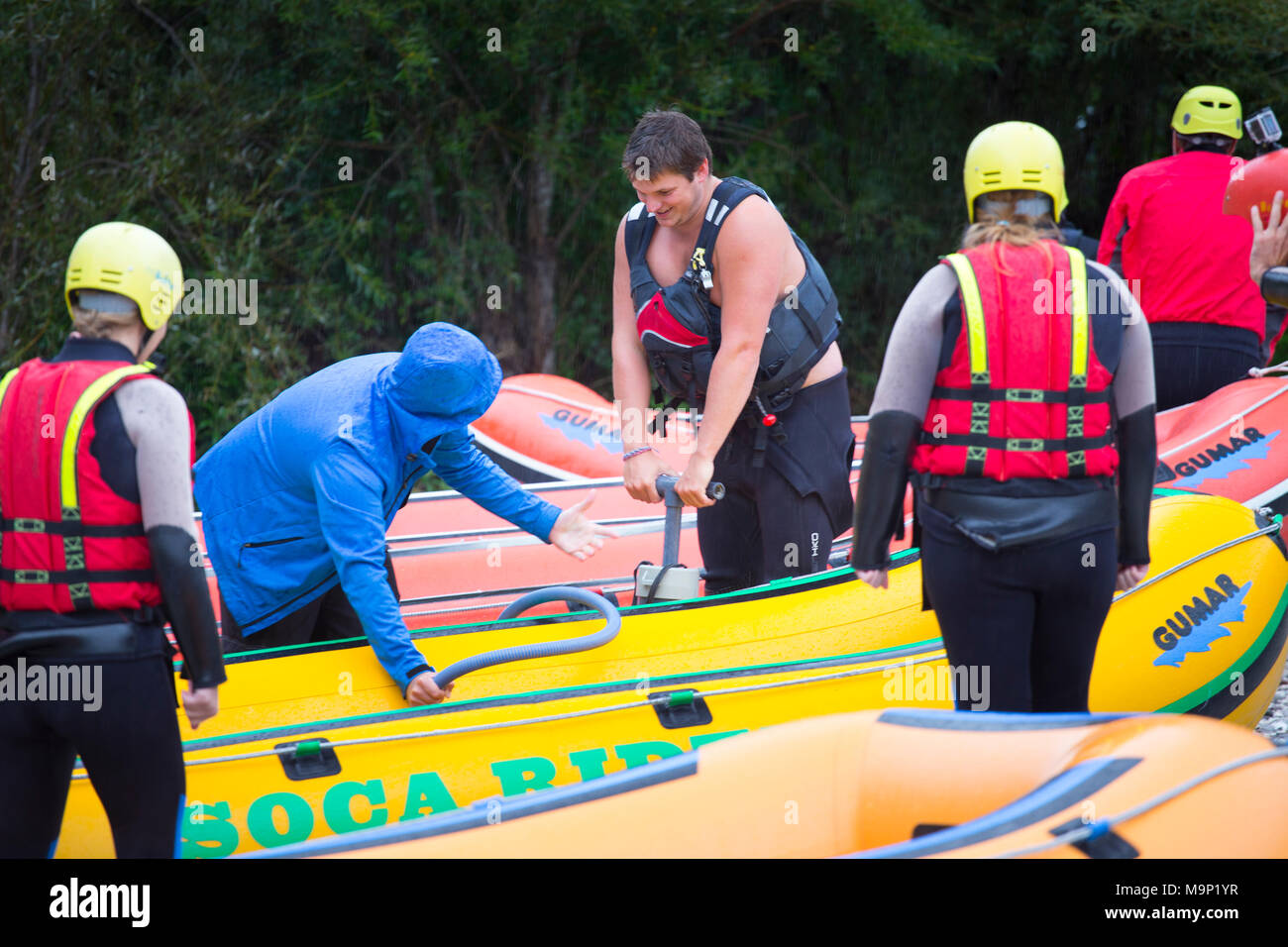 Guide de rafting pompage d'air en bateau gonflable près de la rivière Soca à Bovec, Triglav, Slovénie Banque D'Images