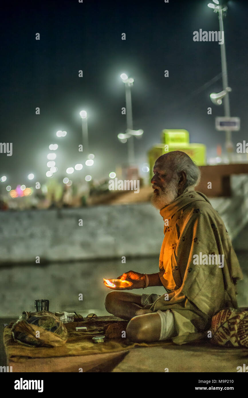 Lampe à huile avec pèlerin durant fête hindoue Kumbh Mela, Ujjain, Inde Banque D'Images