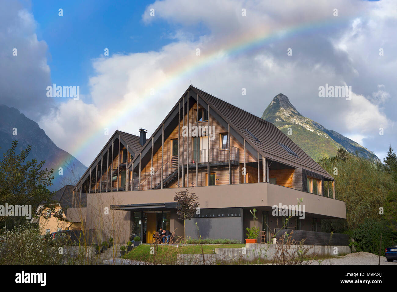 Arc-en-ciel au-dessus de l'hôtel Sanje OB Soci à Bovec, Triglav, Slovénie Banque D'Images