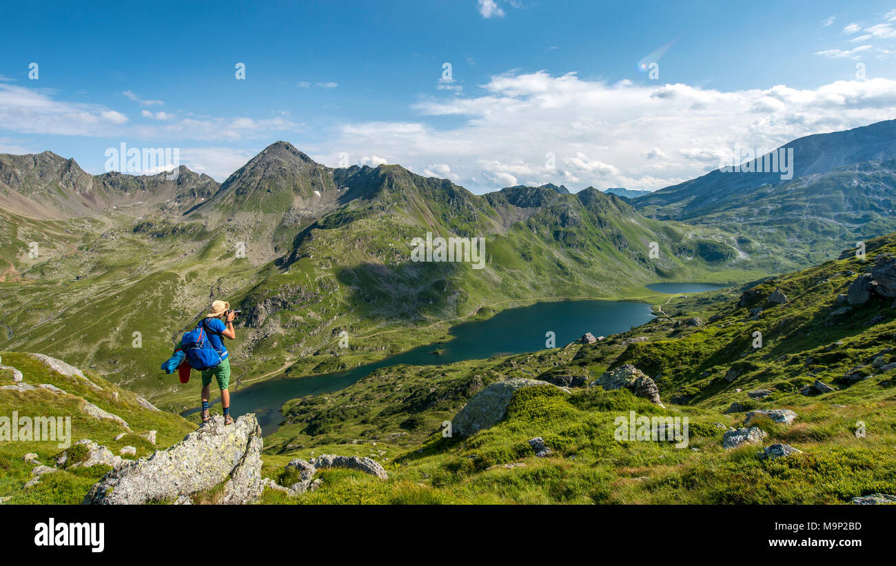 Randonneur prenant une photo, vue sur la vallée de l'Giglachsee, lacs, Schladminger Tauern Schladminger Höhenweg, Schladming Banque D'Images