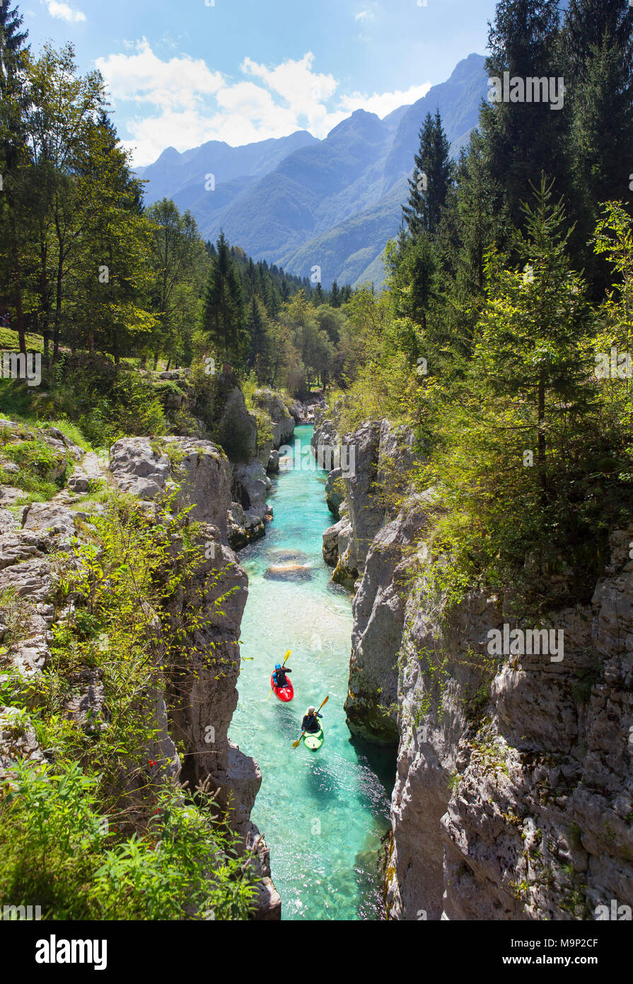 Les kayakistes sur la rivière Soca originaires d'Trigval les montagnes. La rivière est célèbre pour toutes sortes d'activités de l'eau blanche, parc national du Triglav, en Slovénie Banque D'Images
