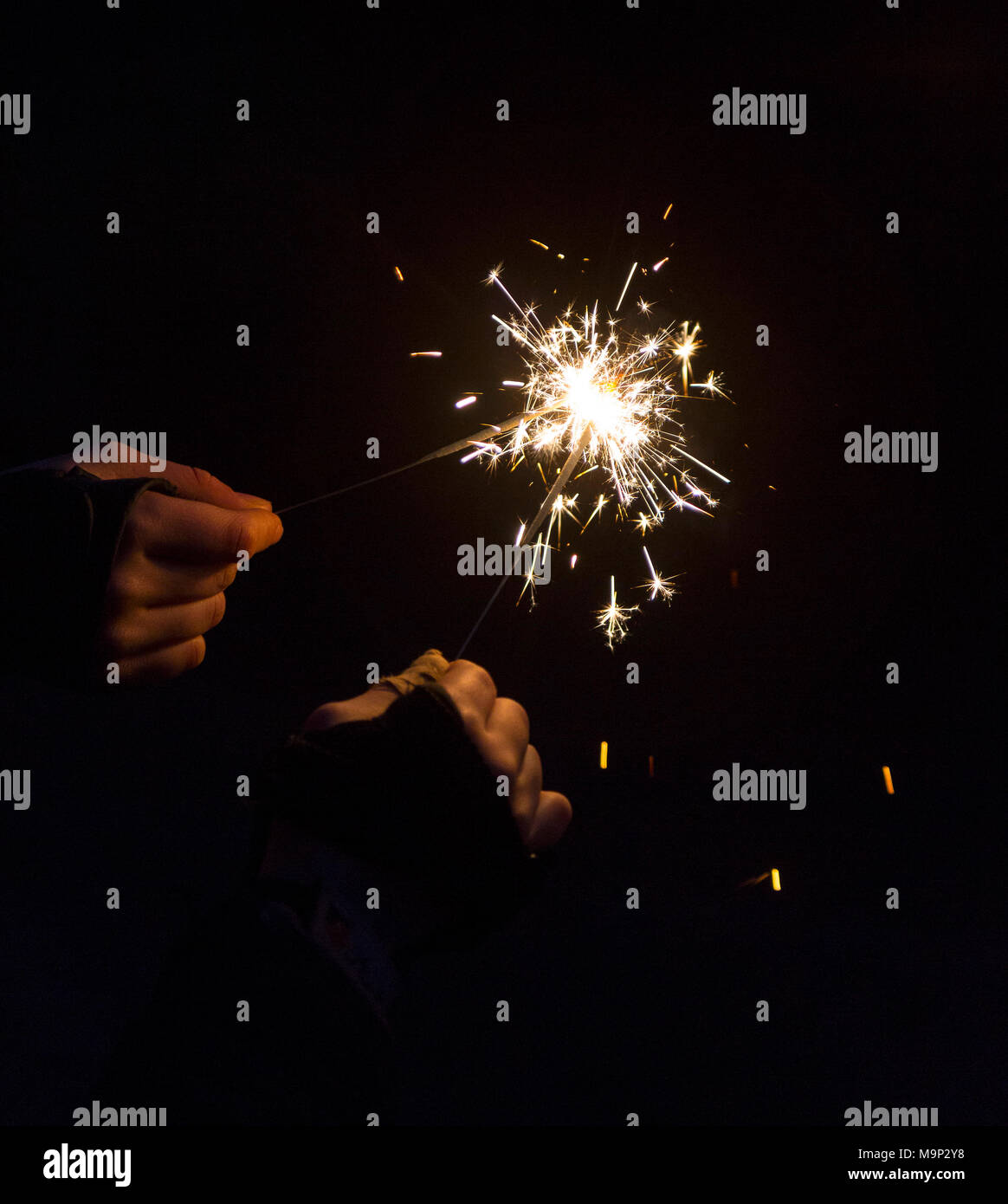 Cierges brûlant dans les mains, symbil image partie, Fireworks, Nouvel An Banque D'Images