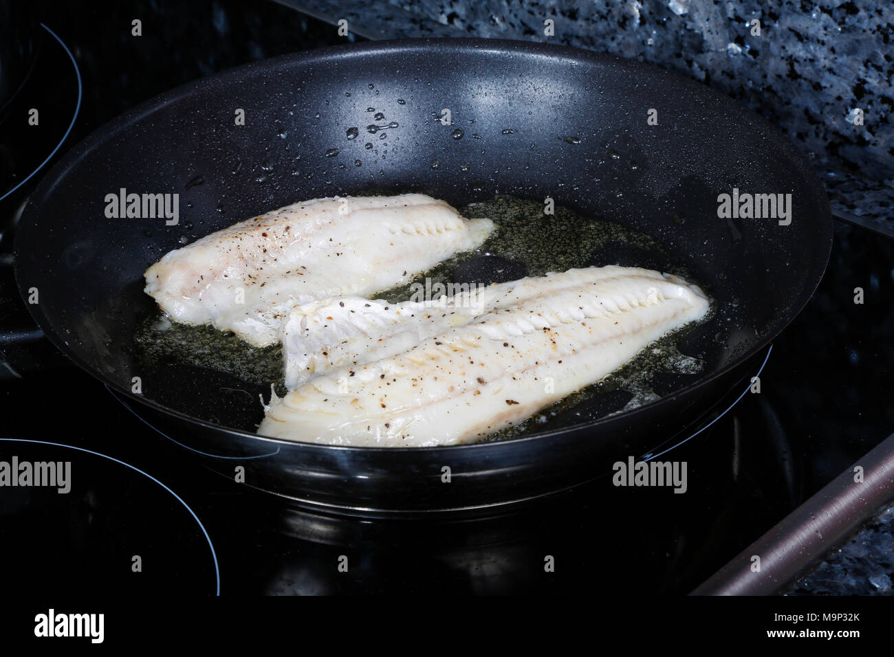 Filets de poisson, Bodenseefelchen sont frits dans une casserole Banque D'Images