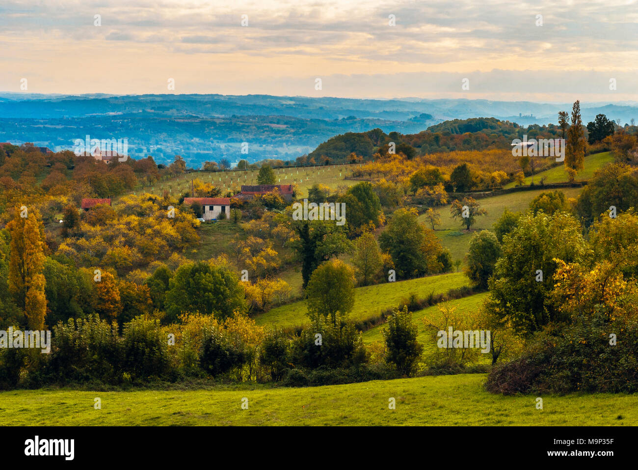 Vue vers la vallée de la Dordogne de collines au sud de Carennac dans le département du Lot, France Banque D'Images