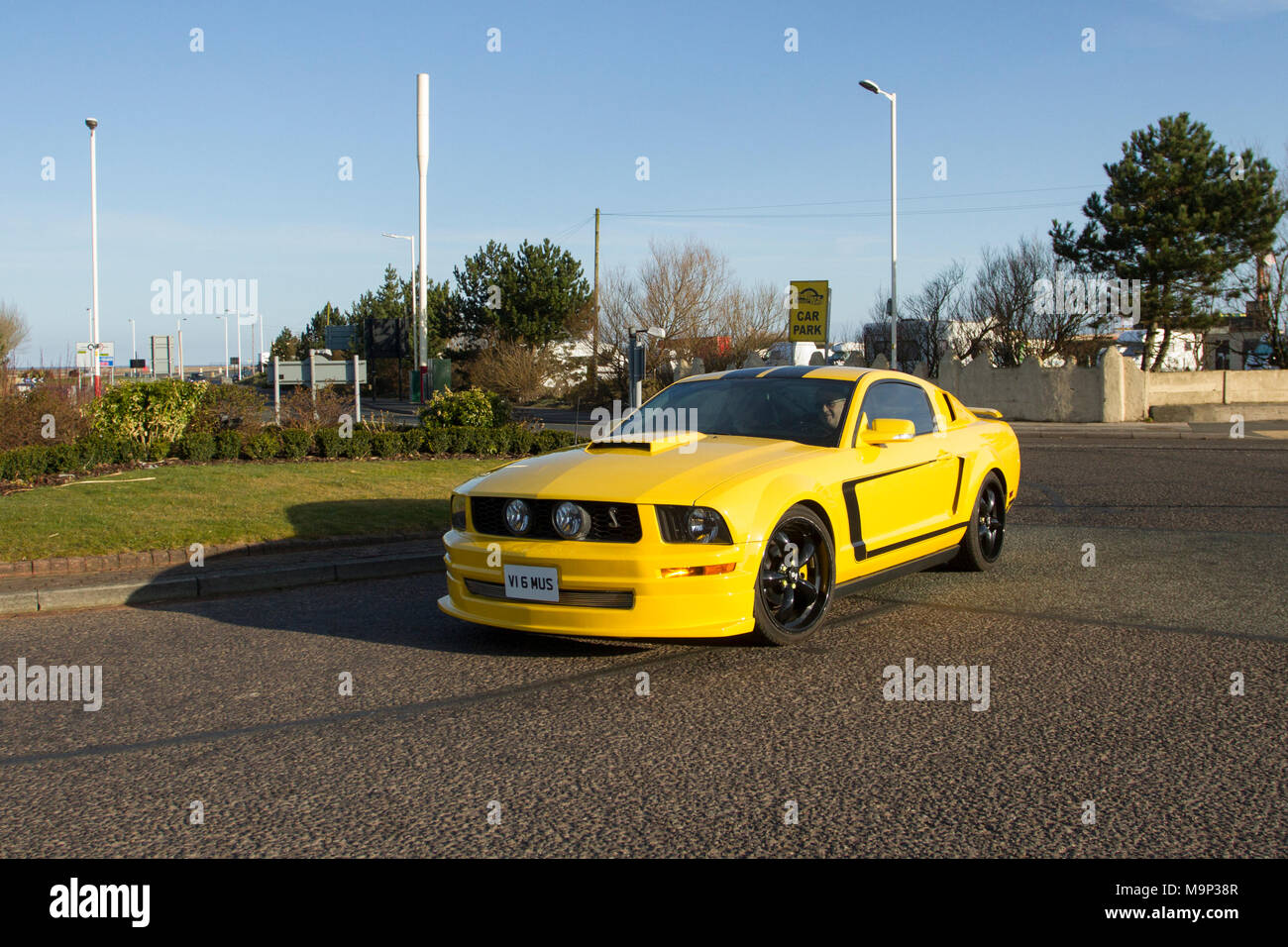 Ford Monarch Auto 2006 coupé essence 4009cc à l'événement Supercar du Nord-Ouest alors que les voitures et les touristes arrivent dans la station côtière. Les supercars se trouvent sur l'esplanade du front de mer, tandis que les amateurs de voitures classiques et de muscle profitent d'une journée de pilotage. Banque D'Images