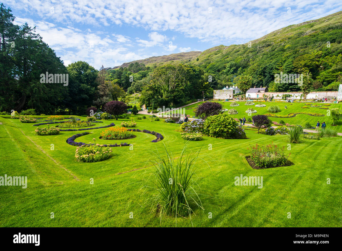 Jardin victorien clos dans l'abbaye de Kylemore, Parc National du Connemara, République d'Irlande Banque D'Images