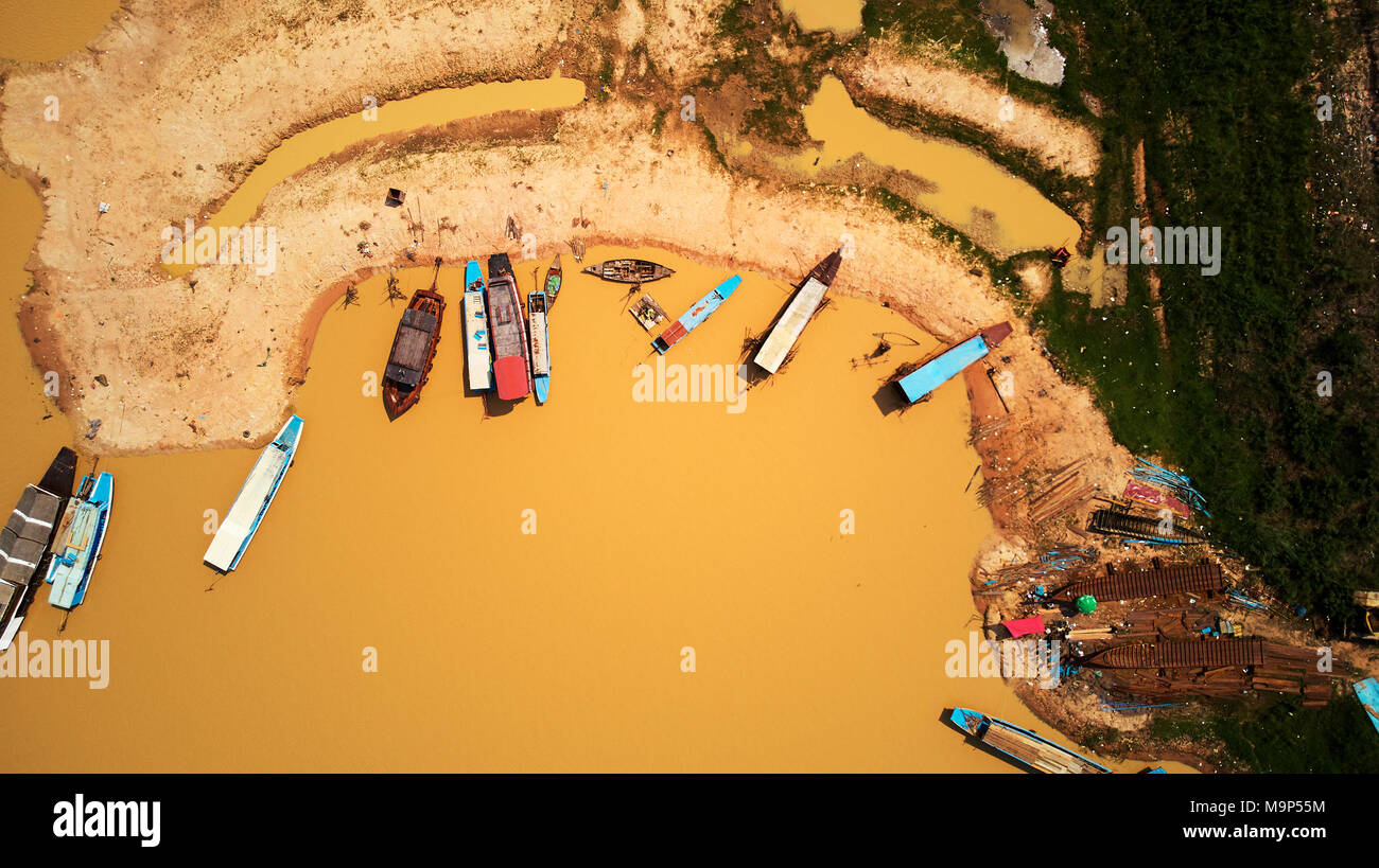 Drone Vue aérienne de bateaux dans Siem-Reap Cambodge Tonle Sap Banque D'Images