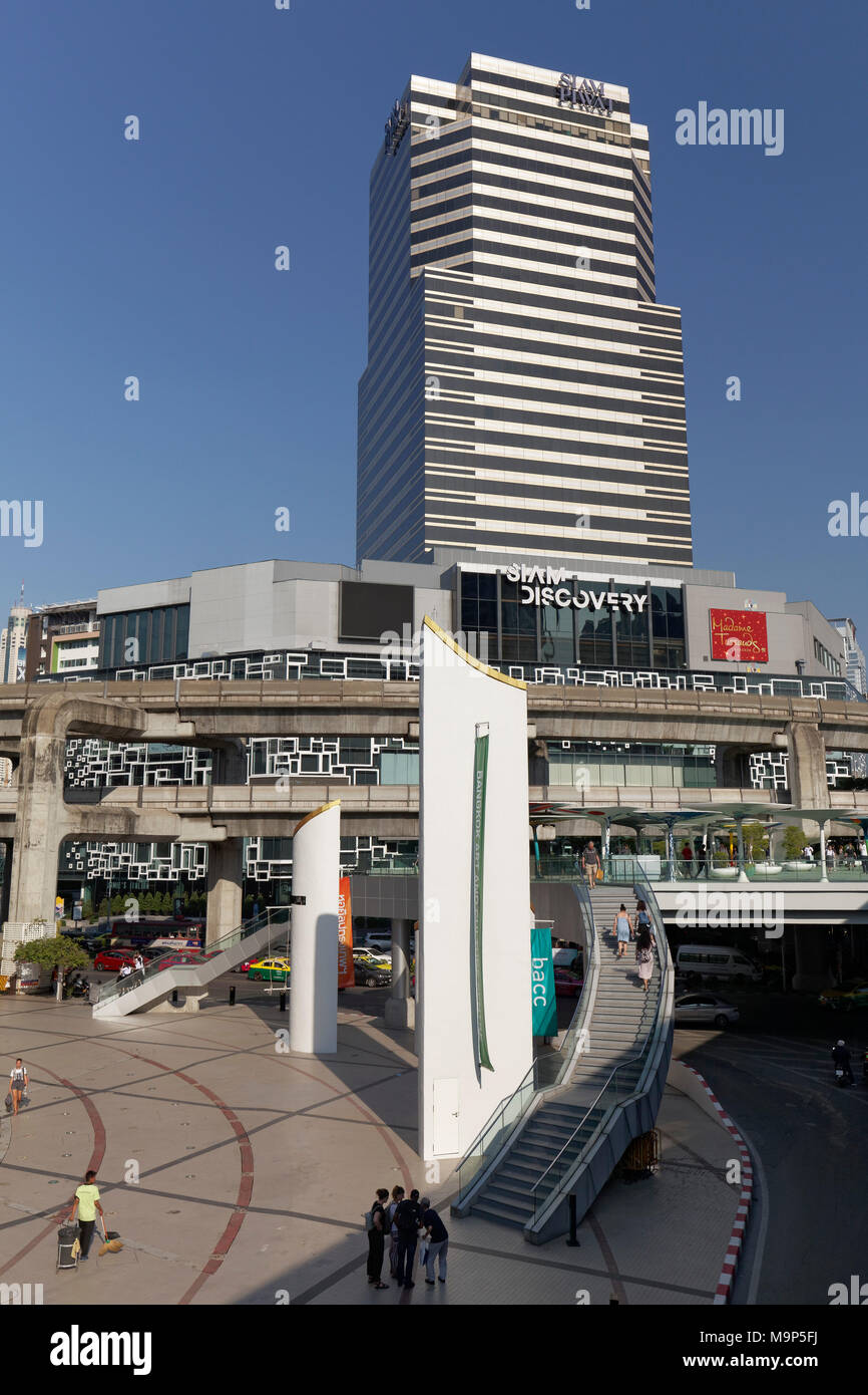Siam Square avec route BTS Skytrain et Siam Discovery, Pathum Wan, Bangkok, Thaïlande Banque D'Images