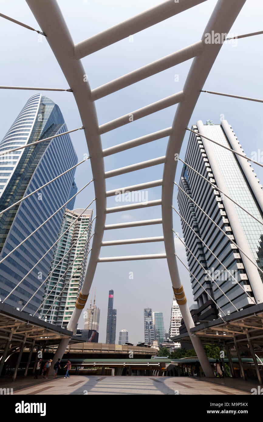 Les bâtiments de grande hauteur dans le quartier des affaires Sathon et passerelle de la station de skytrain BTS Chong Nonsi, Sathon, Bangkok, Thaïlande Banque D'Images