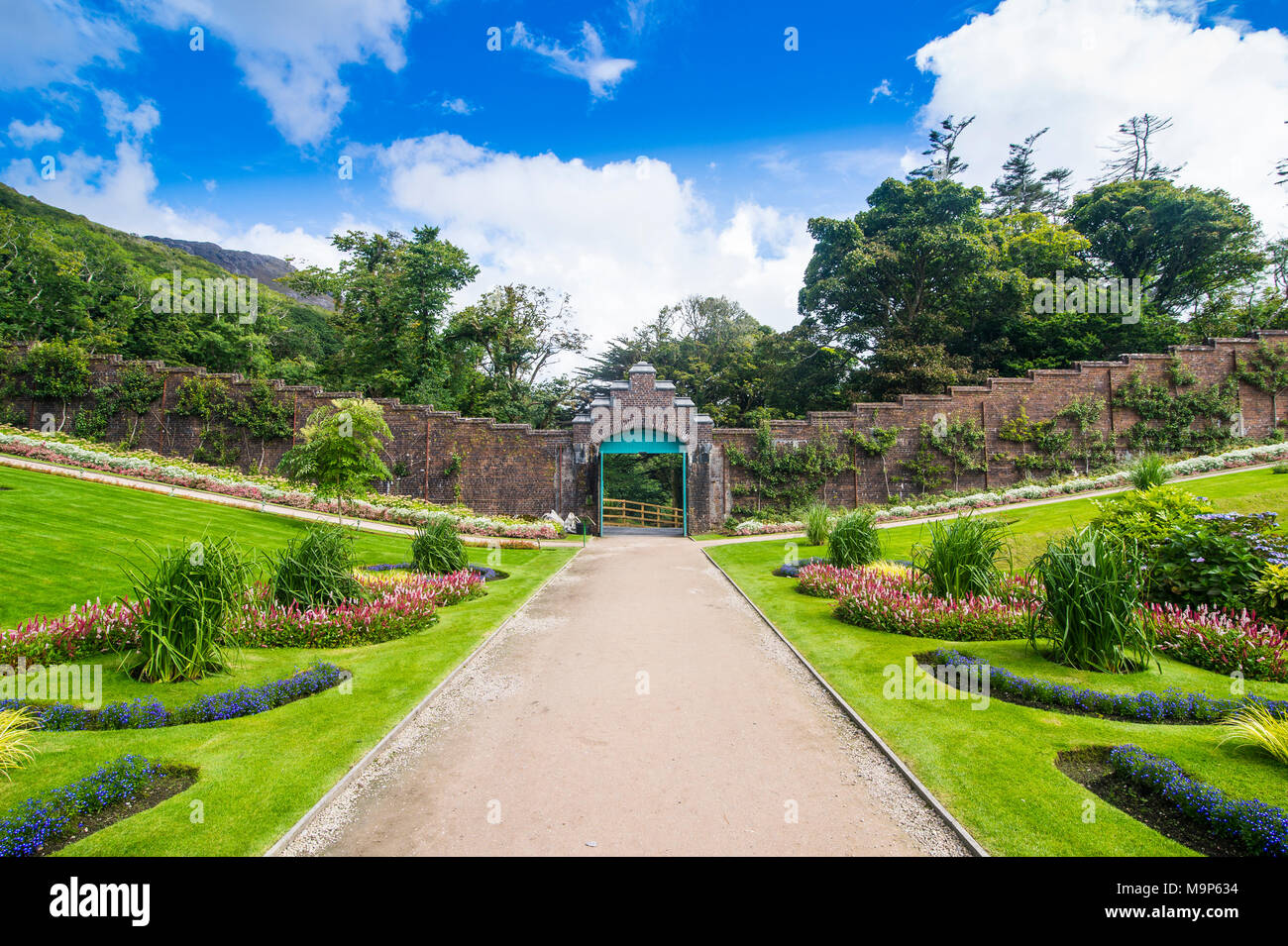 Jardin victorien clos dans l'abbaye de Kylemore, Parc National du Connemara, République d'Irlande Banque D'Images