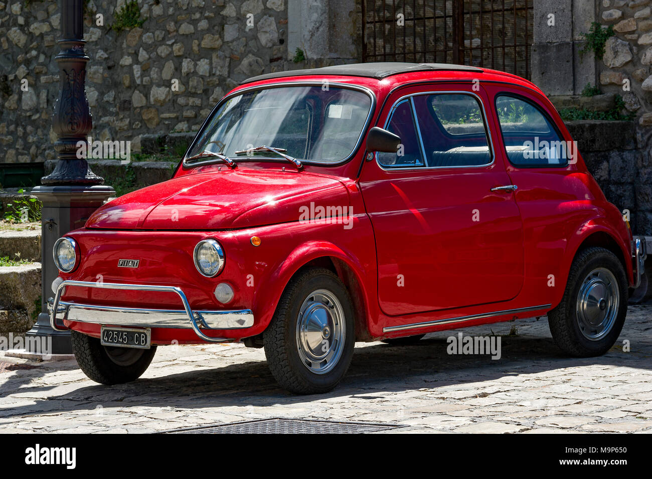 FIAT Nuova 500 rouge L, Cinquecento Oldtimer, Molise, Italie Banque D'Images