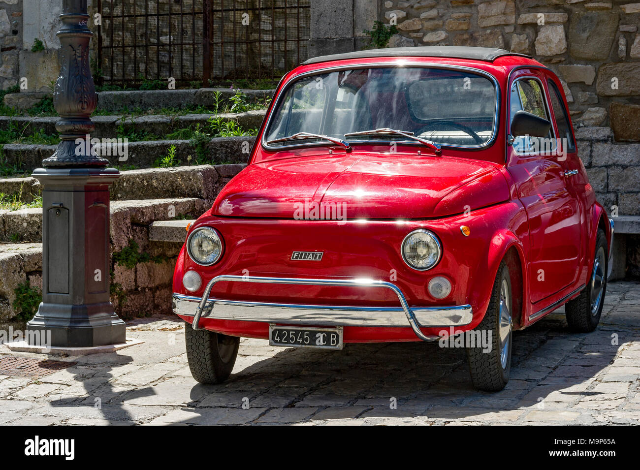 FIAT Nuova 500 rouge L, Cinquecento Oldtimer, Molise, Italie Banque D'Images