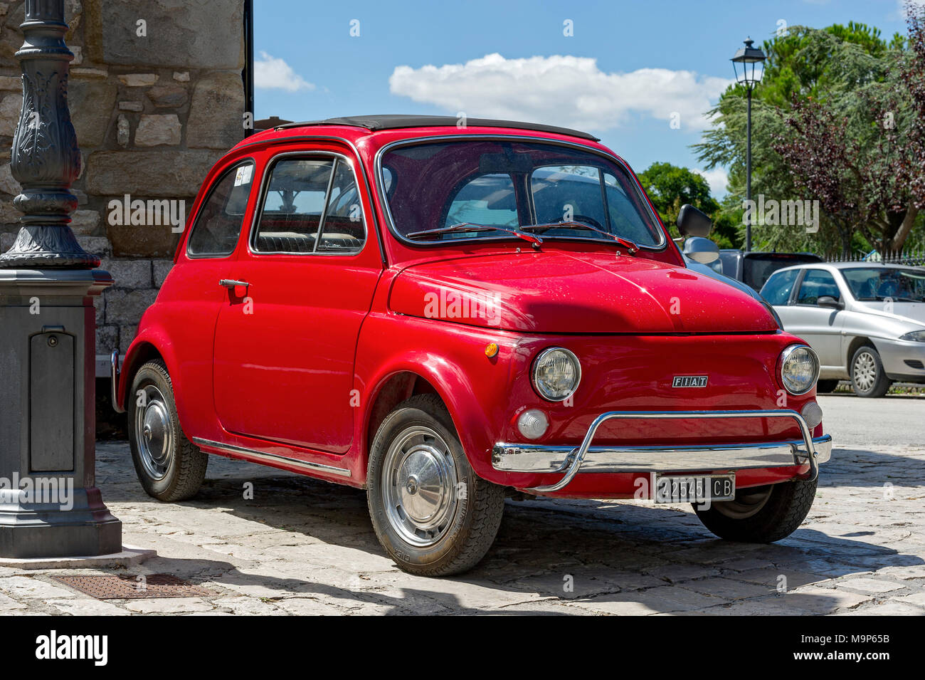 FIAT Nuova 500 rouge L, Cinquecento Oldtimer, Molise, Italie Banque D'Images
