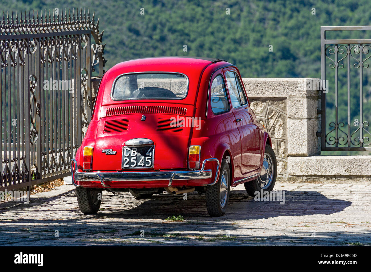 FIAT Nuova 500 rouge L, Cinquecento Oldtimer, Molise, Italie Banque D'Images